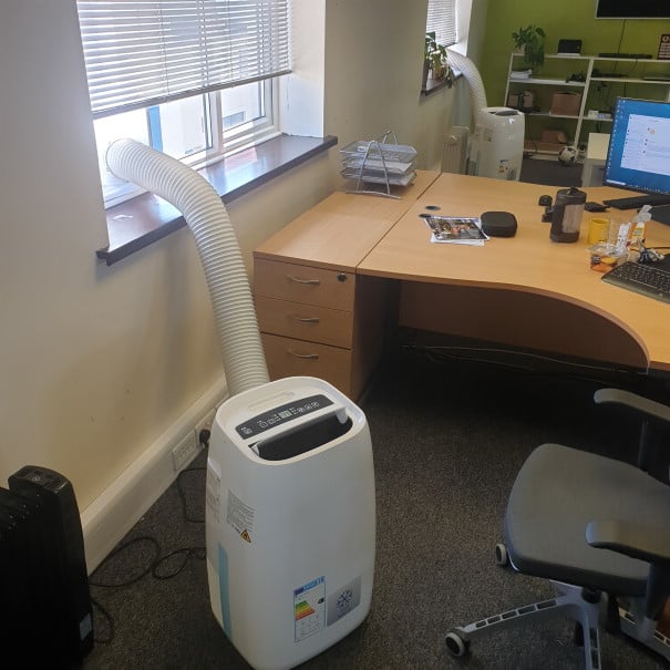 Air conditioning unit with window vent